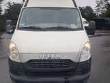 une camionnette blanche garée dans un parking