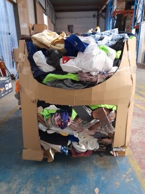 un chariot en carton rempli de vêtements dans un entrepôt