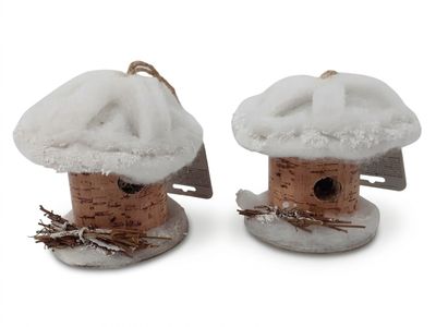 deux nichoirs recouverts de neige sur fond blanc