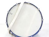 un tambour blanc aux bords bleus sur un fond blanc