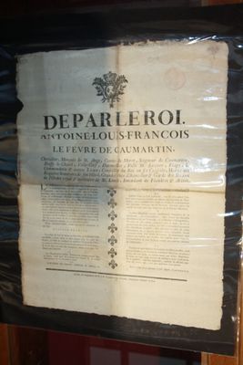 une grande feuille de papier exposée dans une vitrine