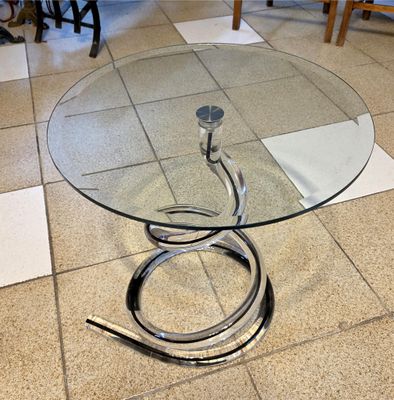 une table en verre sur laquelle est posé un anneau métallique