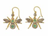 une photo d'une paire de boucles d'oreilles en or ornées de pierres vertes et blanches