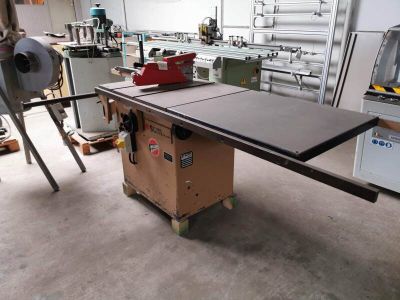 a table that is sitting in a room with a machine