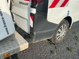une camionnette blanche avec une bande rouge sur le côté