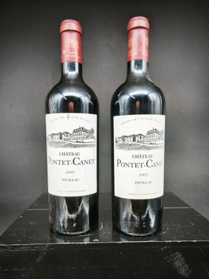 deux bouteilles de vin posées sur une table en bois