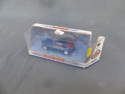 une petite voiture bleue dans une boîte transparente posée sur une table