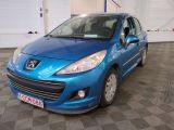 une voiture bleue garée dans un garage