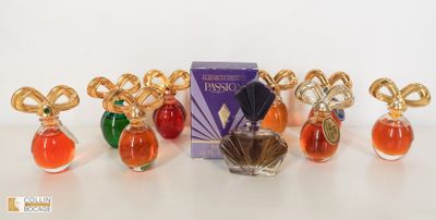 quatre flacons de parfum et une boîte de parfum posés sur une table