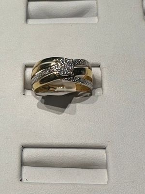 deux bagues en or et en argent exposées dans une vitrine blanche