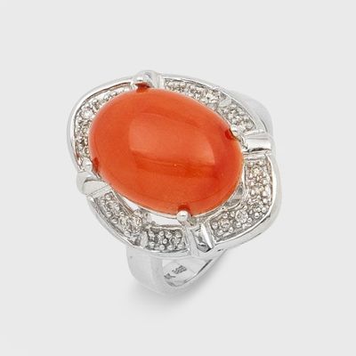 une image représentant une bague ornée d'une pierre orange entourée de diamants blancs