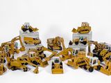de nombreux engins de chantier miniatures posés sur une surface blanche
