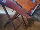 un plateau en bois posé sur une chaise pliante