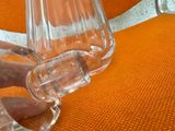 une personne tenant un verre de vin sur une chaise
