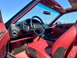 l'intérieur d'une voiture de sport rouge, avec des sièges en cuir rouge et un volant