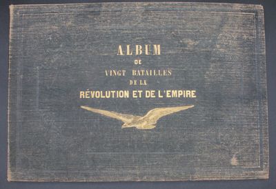 un vieux livre sur lequel figure un oiseau, posé sur une table