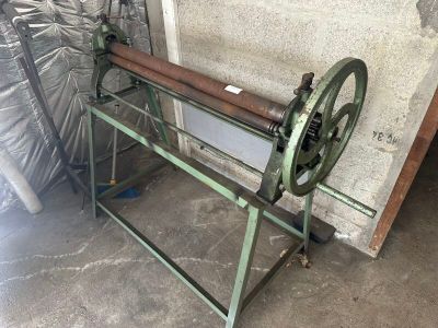 une machine posée sur un support dans une pièce