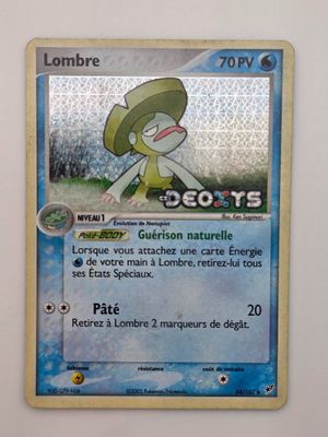 une photo d'une carte Pokémon sur laquelle figure le portrait d'une personne