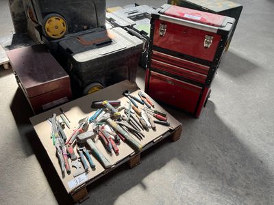 un grand nombre d'outils posés sur le sol