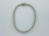 gros plan d'un bracelet en diamant sur une surface blanche