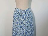 jupe à motifs floraux bleus et blancs posée sur un mannequin