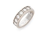 gros plan d'une bague en diamant sur fond blanc