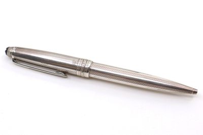 un stylo argenté posé sur une surface blanche