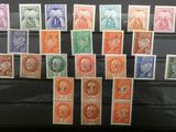une collection de timbres exposée dans une vitrine