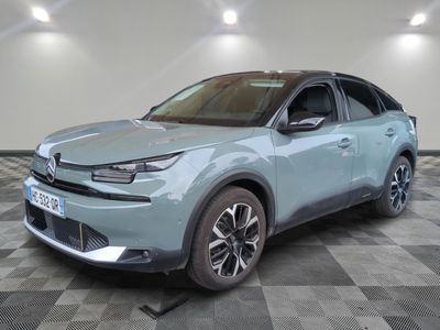 Le nouveau SUV Toyota C-HR est exposé dans un showroom