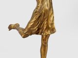 statue en bronze représentant une femme en robe, posée sur un socle en marbre