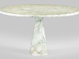 une table en marbre blanc avec un piètement circulaire