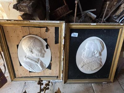 deux photos d'un homme et d'une femme accrochées au mur