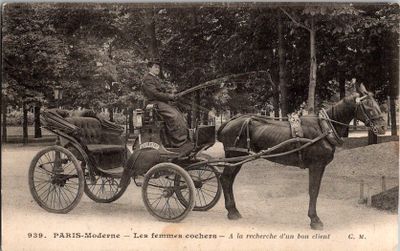 une photo en noir et blanc d'un cheval tirant une calèche