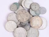 une pile de vieilles pièces de monnaie sur une surface blanche