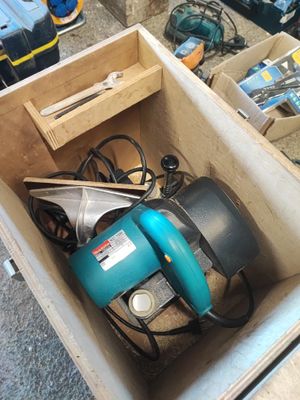 une caisse remplie d'outils posée par terre