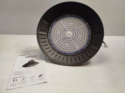 une image représentant une lampe posée sur une table