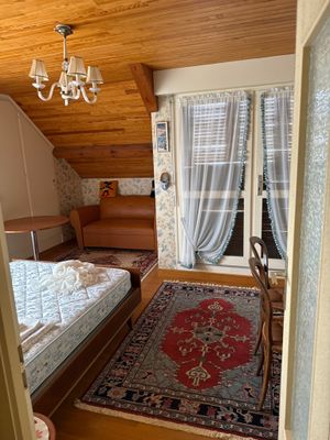 une chambre avec un lit et un canapé