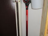 une photo d'un aspirateur rouge et noir dans une pièce