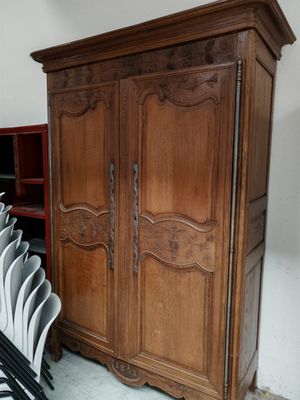 de nombreuses chaises et une armoire dans une pièce où il y en a beaucoup