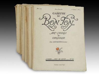 Quatre exemplaires du « Livre de Bon Bon » sont empilés les uns sur les autres