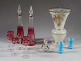 un grand nombre d'objets en verre posés sur une table