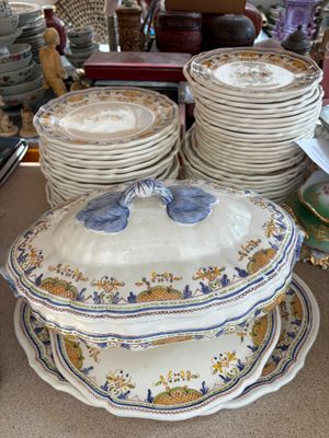 plusieurs assiettes empilées sur une table