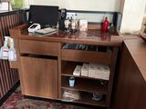 un bureau avec un ordinateur dans le coin d'une pièce