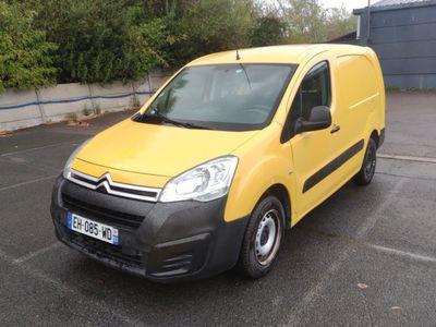 une camionnette Citrole jaune garée sur un parking, avec des arbres en arrière-plan