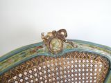 un gros plan d'une chaise sur le dossier de laquelle se trouve une horloge