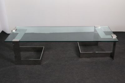 une table basse en verre avec des pieds en métal et un plateau en verre