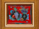 un tableau représentant un vase orné de raisins et de fruits sur fond rouge