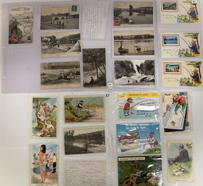 de nombreuses cartes postales anciennes accrochées au mur de cette pièce