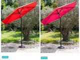 deux photos d'un parapluie rouge posé au milieu d'un champ verdoyant