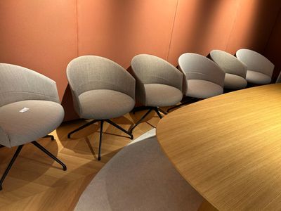 several chairs are lined up in a row in a conference room